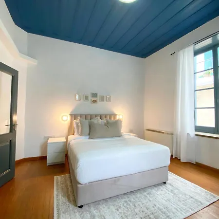 Phaedrus Living: Cozy Down Town House Aischylou *