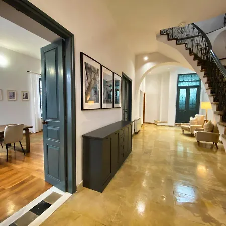 Phaedrus Living: Cozy Down Town House Aischylou Nikozja