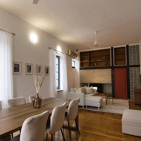 Phaedrus Living: Cozy Down Town House Aischylou *