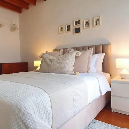 Phaedrus Living: Cozy Down Town House Aischylou Nyaraló