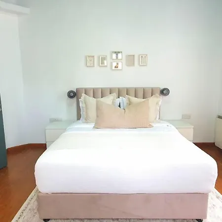 Phaedrus Living: Cozy Down Town House Aischylou *