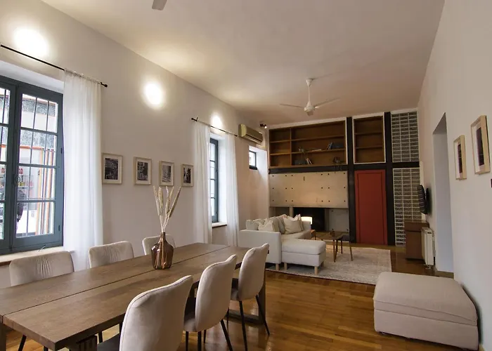 Phaedrus Living: Cozy Down Town House Aischylou *