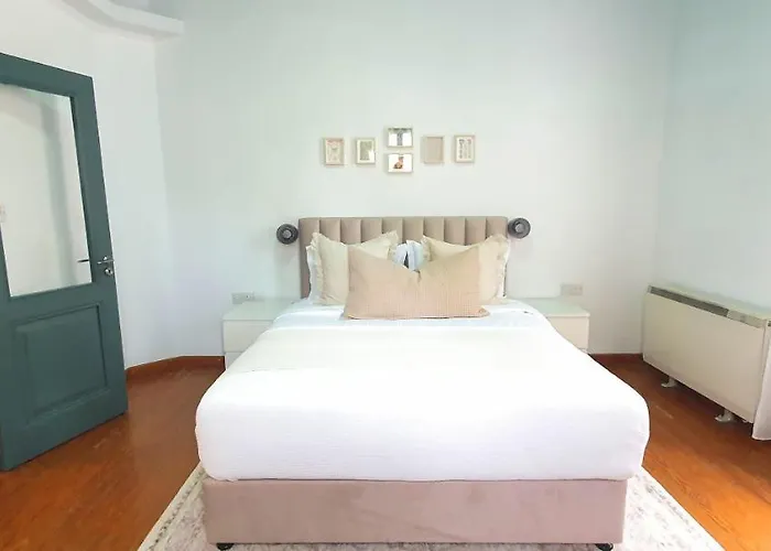 Phaedrus Living: Cozy Down Town House Aischylou *