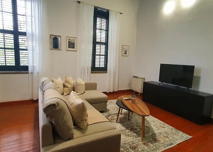 Phaedrus Living: Cozy Down Town House Aischylou * ニコシア